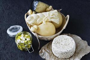 diversi tipi di formaggio su uno sfondo nero foto