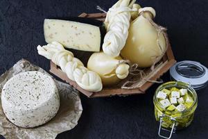 diversi tipi di formaggio su uno sfondo nero foto