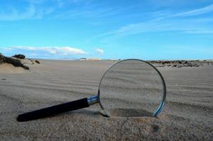 lente d'ingrandimento nel il sabbia foto