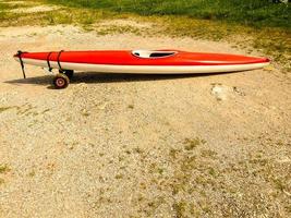 rosso kayak nel il sabbia foto