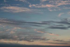 colorato nuvoloso crepuscolo bellissimo cielo paesaggio urbano tramonto e mattina Alba. drammatico sera notte presto mattina Visualizza. panoramico natura sfondo concetto. copia spazio per testo. mondo ambiente giorno foto