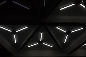 triangolare fluorescente lampade. soffitto design. interno particolari. futuristico luce. foto