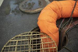 fogna riparazione. Aperto schiudere. tecnico lavori. incidente metropolitana. foto