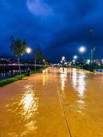 rinfrescante e atmosferico notte nel un' umido pubblico parco, evocando un' umore di introspezione e solitudine in mezzo il tranquillo, calmo dintorni foto