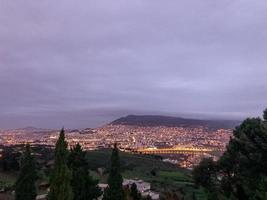 ipnotizzante e nebbioso sera paesaggio urbano visto a partire dal il superiore foto