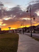 meraviglioso tramonto a il d'oro orizzonte un' devi vedere vista foto