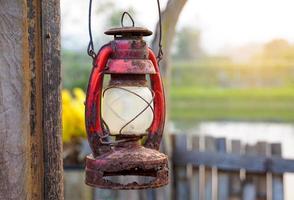 antico olio lampada, vecchio e decaduto, Usato per appendere un' Vintage ▾ giardino decorazione. morbido e selettivo messa a fuoco. foto