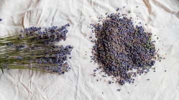 lavanda fiori su un' beige biancheria tessuto foto