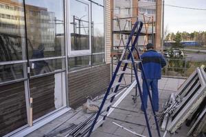 sostituzione di doppi vetri finestre nel negozio finestre, ricostruzione di il supermercato facciata, riparazione di finestre foto