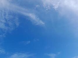 bellissimo bianca nuvole su in profondità blu cielo sfondo. grande luminosa morbido soffice nuvole siamo copertina il intero blu cielo. foto