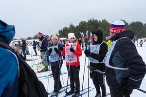 annuale tutto russo gli sport evento azione sciare traccia di Russia. sportivo stile di vita per adulti, figli, famiglia vacanza su sci di fondo sciare - massa gara su un' nevoso traccia. Russia, kaluga - marzo 4, 2023 foto