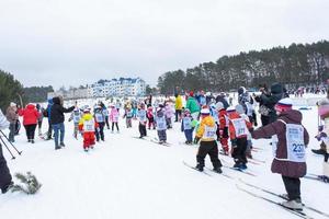 annuale tutto russo gli sport evento azione sciare traccia di Russia. sportivo stile di vita per adulti, figli, famiglia vacanza su sci di fondo sciare - massa gara su un' nevoso traccia. Russia, kaluga - marzo 4, 2023 foto