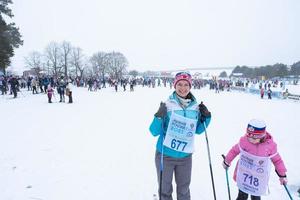 annuale tutto russo gli sport evento azione sciare traccia di Russia. sportivo stile di vita per adulti, figli, famiglia vacanza su sci di fondo sciare - massa gara su un' nevoso traccia. Russia, kaluga - marzo 4, 2023 foto