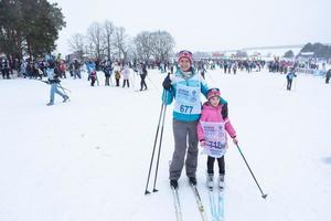 annuale tutto russo gli sport evento azione sciare traccia di Russia. sportivo stile di vita per adulti, figli, famiglia vacanza su sci di fondo sciare - massa gara su un' nevoso traccia. Russia, kaluga - marzo 4, 2023 foto