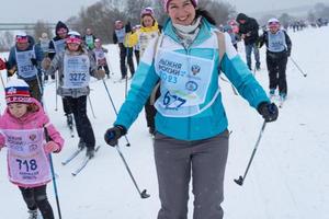 annuale tutto russo gli sport evento azione sciare traccia di Russia. sportivo stile di vita per adulti, figli, famiglia vacanza su sci di fondo sciare - massa gara su un' nevoso traccia. Russia, kaluga - marzo 4, 2023 foto