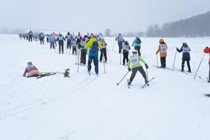 annuale tutto russo gli sport evento azione sciare traccia di Russia. sportivo stile di vita per adulti, figli, famiglia vacanza su sci di fondo sciare - massa gara su un' nevoso traccia. Russia, kaluga - marzo 4, 2023 foto