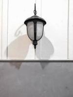 antico e Vintage ▾ lampada sospeso su bianca e mortaio parete con ombra nel un' Casa. foto
