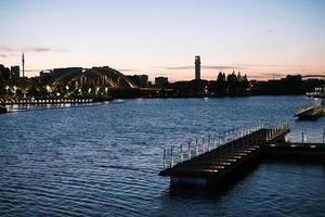 in profondità blu acqua di porto ponte a tramonto foto