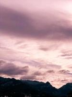 idilliaco e tranquillo nuvoloso cielo vista con un' mozzafiato panoramico Visualizza foto