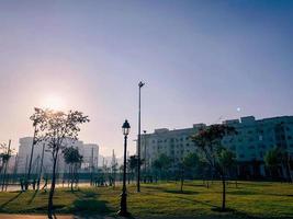 Esperienza il travolgente bellezza di un urbano pubblico parco a Alba, cattura il Magia di il città come esso si sveglia nel un' sbalorditivo Schermo di sole leggero e natura foto