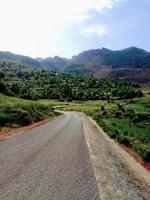 imbarcarsi su un' panoramico viaggio attraverso il campagna e montagne lungo un' ghiaia strada esplorando della natura magnifico paesaggi e sereno bellezza foto