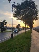 Esperienza il Magia di ore notturne incantevole colori di il strade e macchine foto