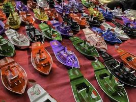 un' ritratto di un indonesiano tradizionale giocattolo barca fatto di lattine foto