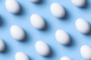 creativo composizione con modello a partire dal bianca uova su blu sfondo. copia spazio foto