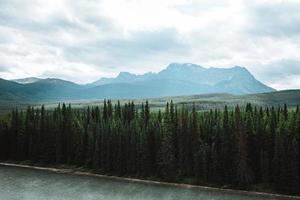 di morant curva, arco fiume flussi attraverso foresta e ferrovia traccia. tempesta montagna nel il sfondo. castello scogliera punto di vista, arco valle strada panoramica, Banff nazionale parco, canadese montagne rocciose, alberta, Canada. foto