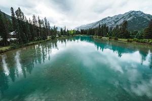 maestoso lago nel ovest Canada con turchese acqua e montagne e riflessi foto