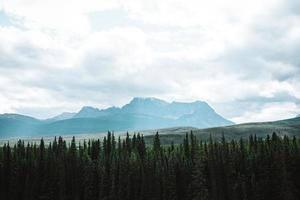 di morant curva, arco fiume flussi attraverso foresta e ferrovia traccia. tempesta montagna nel il sfondo. castello scogliera punto di vista, arco valle strada panoramica, Banff nazionale parco, canadese montagne rocciose, alberta, Canada. foto