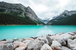 maestoso morena lago nel alberta, Canada con sbalorditivo turchese acqua foto