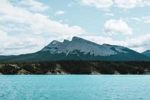 maestoso lago nel ovest Canada con turchese acqua e montagne foto