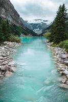 maestoso morena lago nel alberta, Canada con sbalorditivo turchese acqua foto