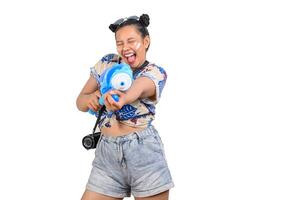 ritratto carino donna nel Songkran Festival con acqua pistola foto