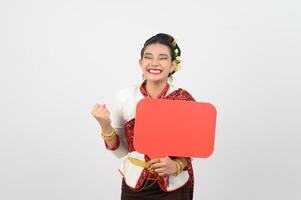 giovane bellissimo donna nel tailandese lanna costume con vuoto discorso bolla cartello foto