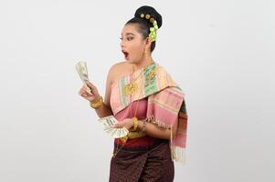 ritratto di bellissimo tailandese donna nel tradizionale capi di abbigliamento in posa con fan banconota foto