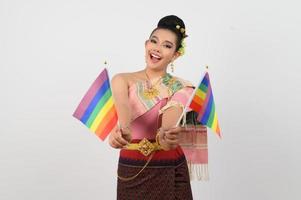 ritratto di giovane donna nel tailandese nord-est tradizionale capi di abbigliamento Tenere arcobaleno bandiera foto