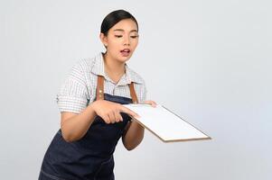 ritratto di giovane asiatico donna nel cameriera uniforme posa con appunti foto