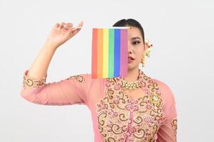 giovane bellissimo donna vestito su nel Locale cultura nel meridionale regione con arcobaleno bandiera foto