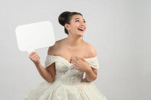 giovane asiatico bellissimo sposa posa con modello bandiera nel mano foto