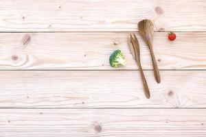 verdure fresche e utensili in legno con copia spazio foto