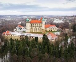 Visualizza a partire dal il altezza di il castello nel ora wisnicz nel inverno, Polonia foto