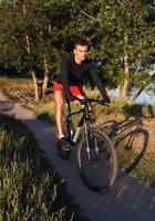 montagna bicicletta ciclista equitazione a Alba salutare stile di vita fare sport foto