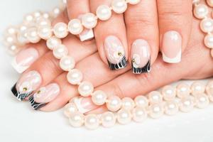 femmina mani con manicure avvicinamento foto