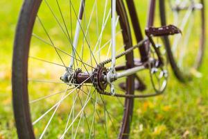 elegante bicicletta su erba foto