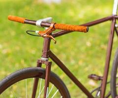 elegante bicicletta su erba foto