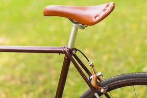 elegante bicicletta su erba foto