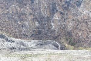 montagne spogliate della loro vegetazione dopo un incendio foto