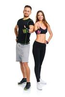 atletico uomo e donna dopo fitness esercizio con un' dito su su il bianca foto